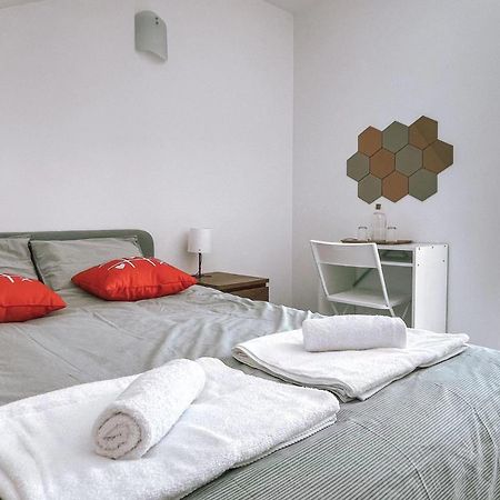 Seaside Room In A Peniche Townhouse Featuring A Private Bathroom And Shared Access To The Swimming Pool And Kitchen Atouguia Da Baleia Luaran gambar