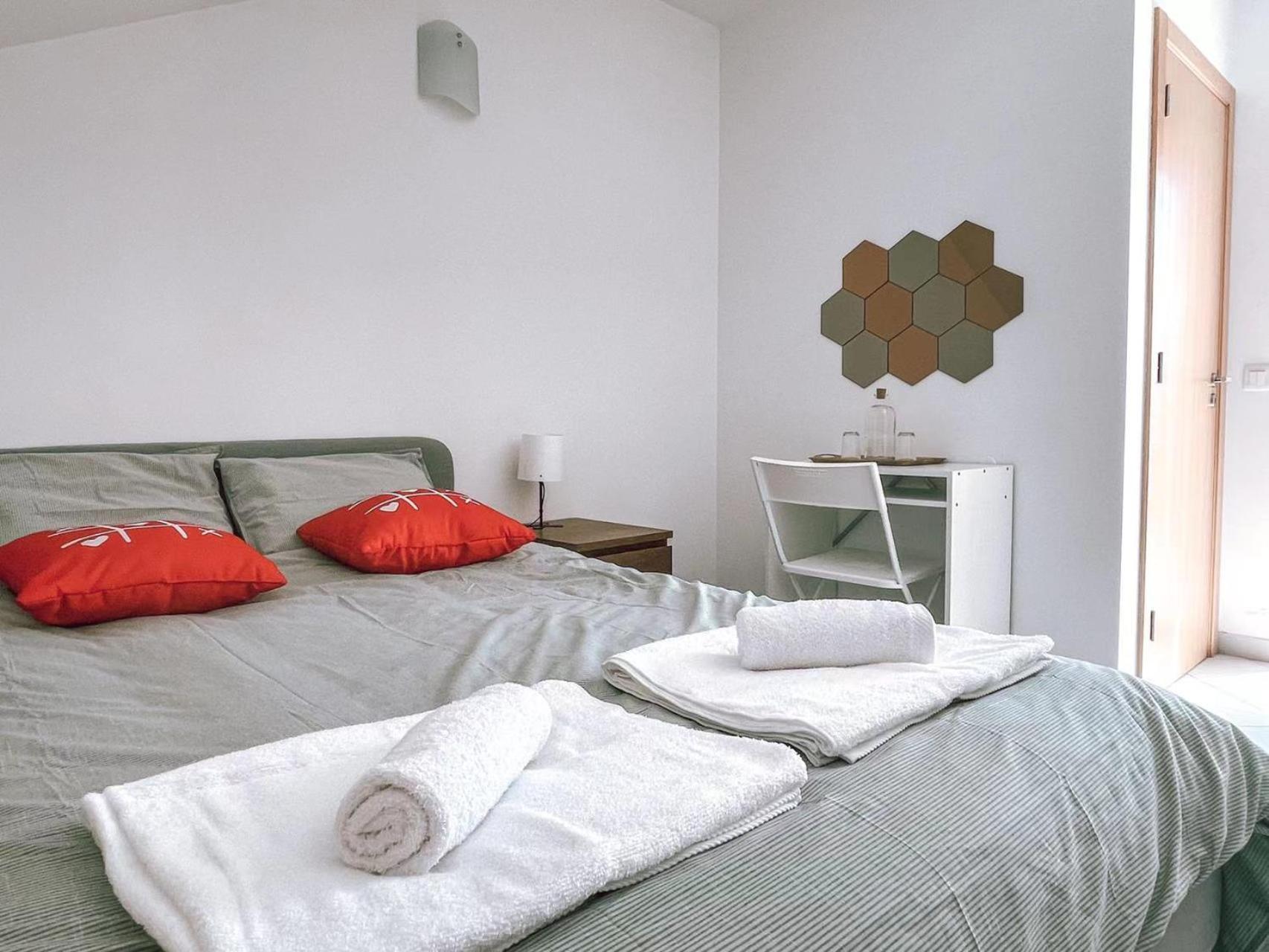 Seaside Room In A Peniche Townhouse Featuring A Private Bathroom And Shared Access To The Swimming Pool And Kitchen Atouguia Da Baleia Luaran gambar