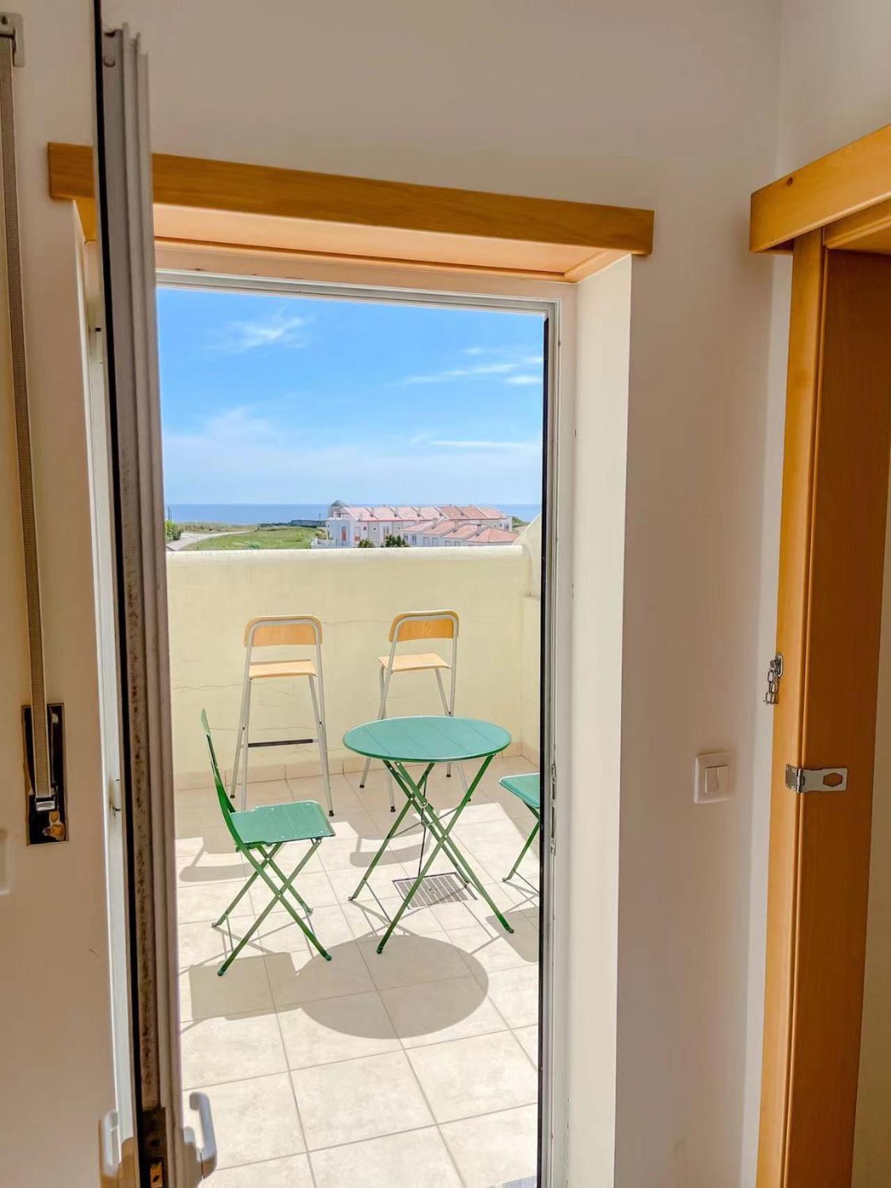 Seaside Room In A Peniche Townhouse Featuring A Private Bathroom And Shared Access To The Swimming Pool And Kitchen Atouguia Da Baleia Luaran gambar
